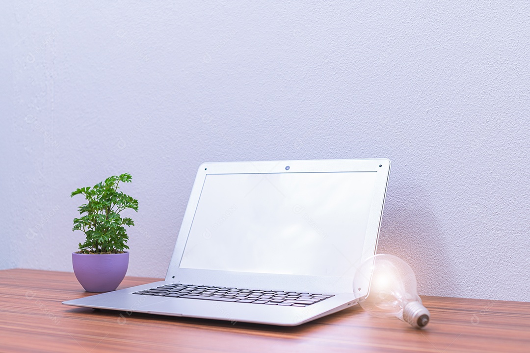 Notebook do homem de negócios está na mesa