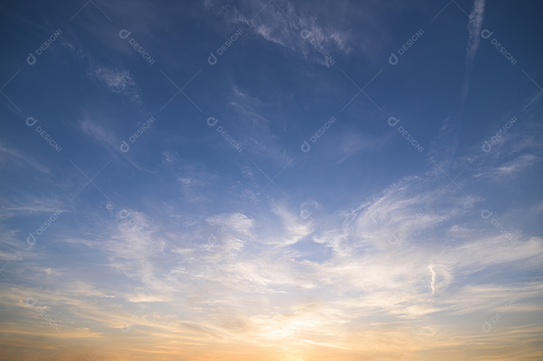 Céu panorâmico e nuvens Luz do sol à noite