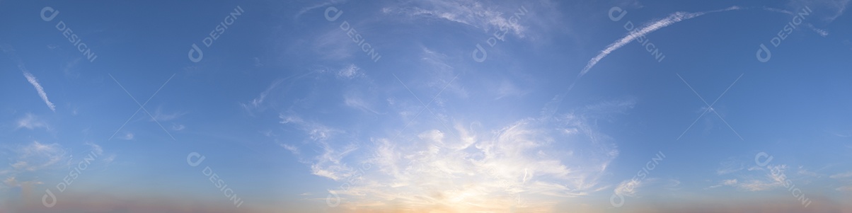 Céu panorâmico e nuvens Luz do sol à noite