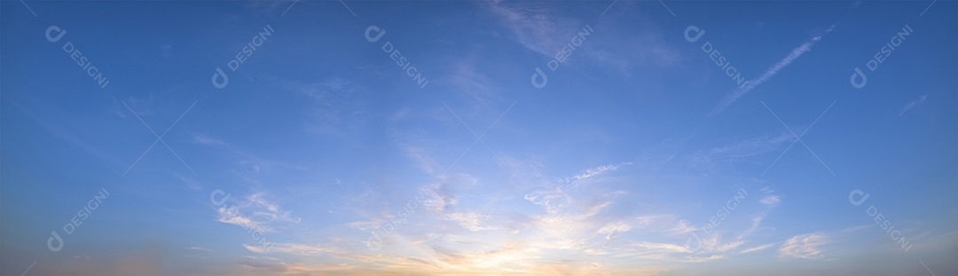 Céu panorâmico e nuvens Luz do sol à noite