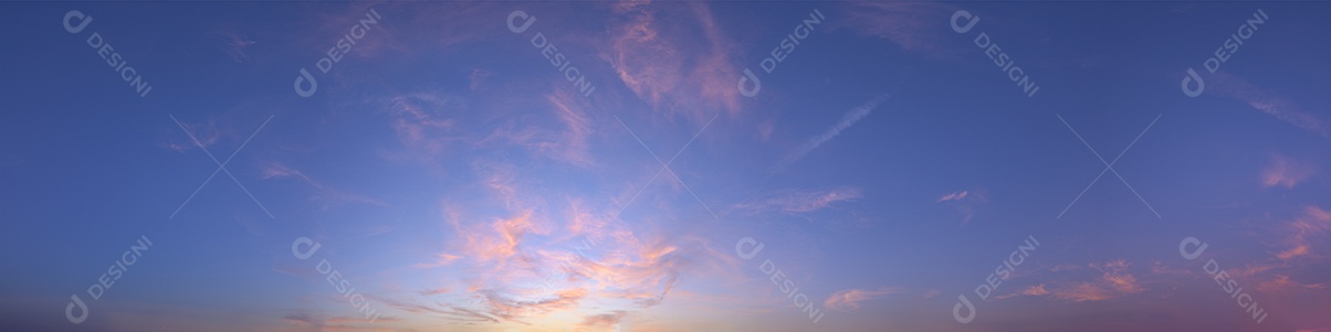 Céu panorâmico e nuvens Luz do sol à noite