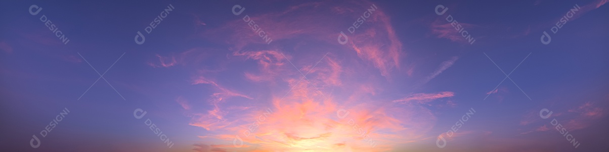 Céu panorâmico e nuvens Luz do sol à noite