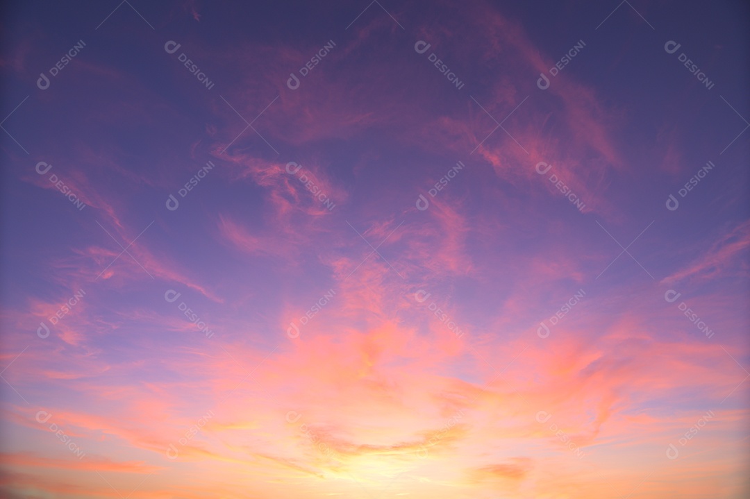 Céu panorâmico e nuvens Luz do sol à noite