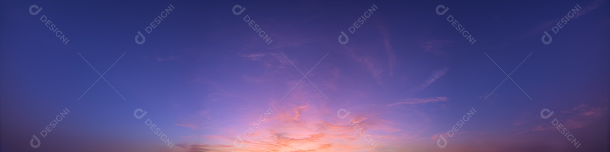 Céu panorâmico e nuvens Luz do sol à noite