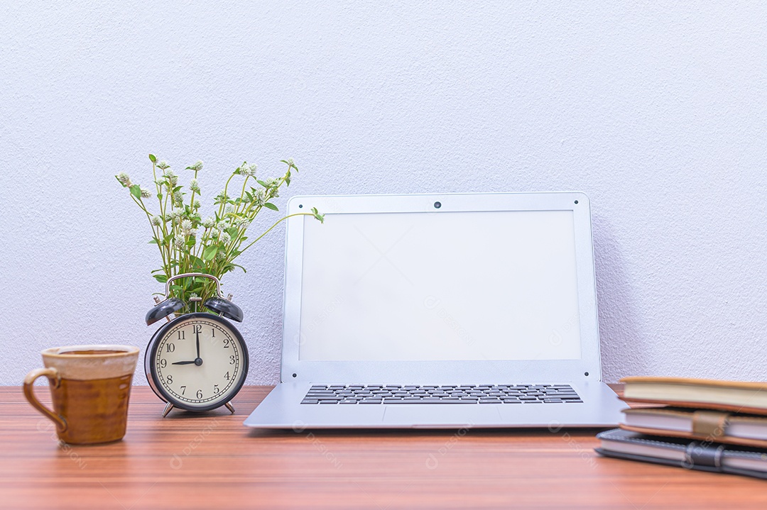 Computador, notebook e livros, documentos e artigos de papelaria em sua mesa