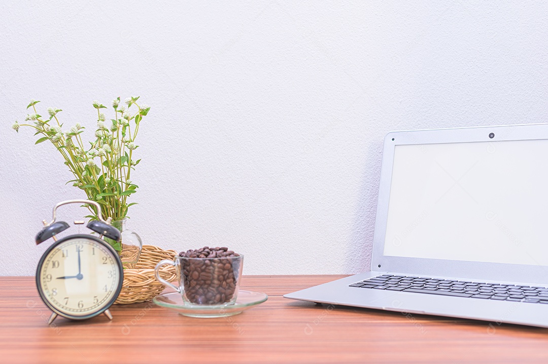 Computador, notebook e livros, documentos e artigos de papelaria em sua mesa