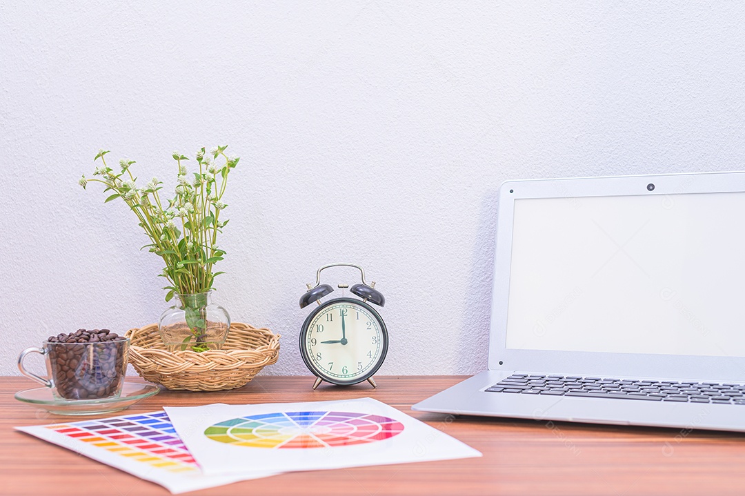 Computador, notebook e livros, documentos e artigos de papelaria em sua mesa