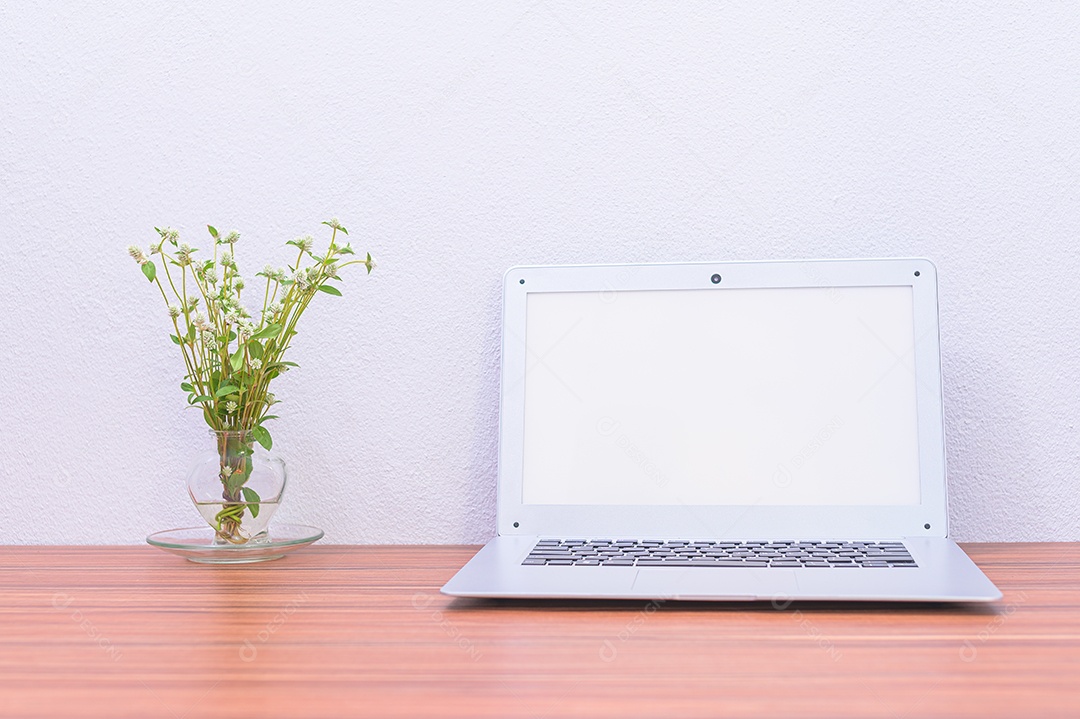 Computador, notebook e livros, documentos e artigos de papelaria em sua mesa