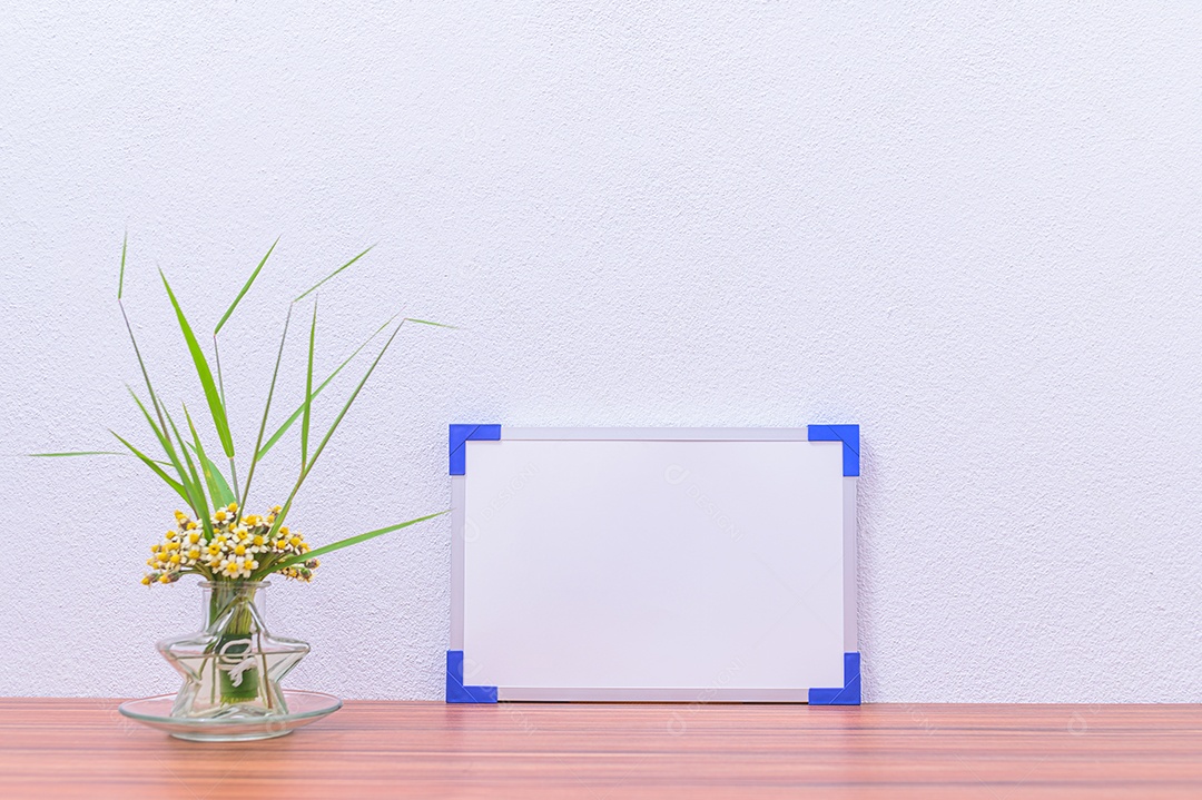 Quadros brancos estão na mesa do escritório