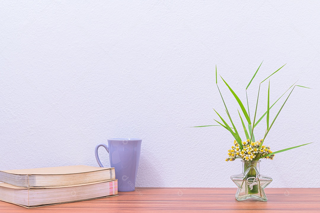 Lápis, caneta e relógio Na mesa do escritório