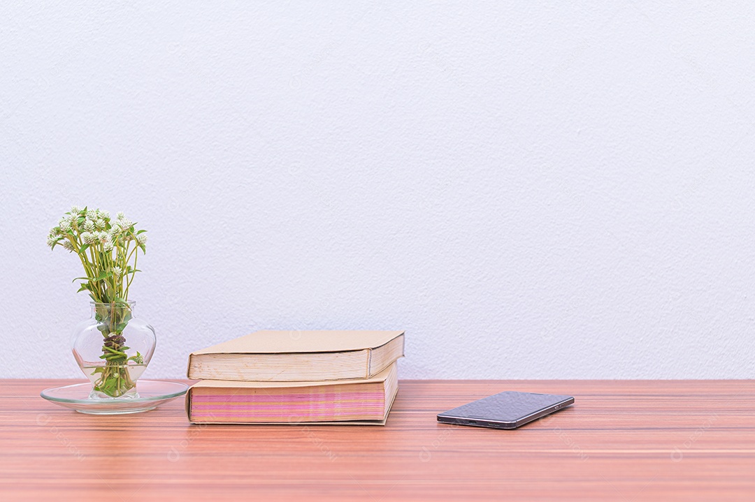 Documentos de livros e artigos de papelaria estão na mesa