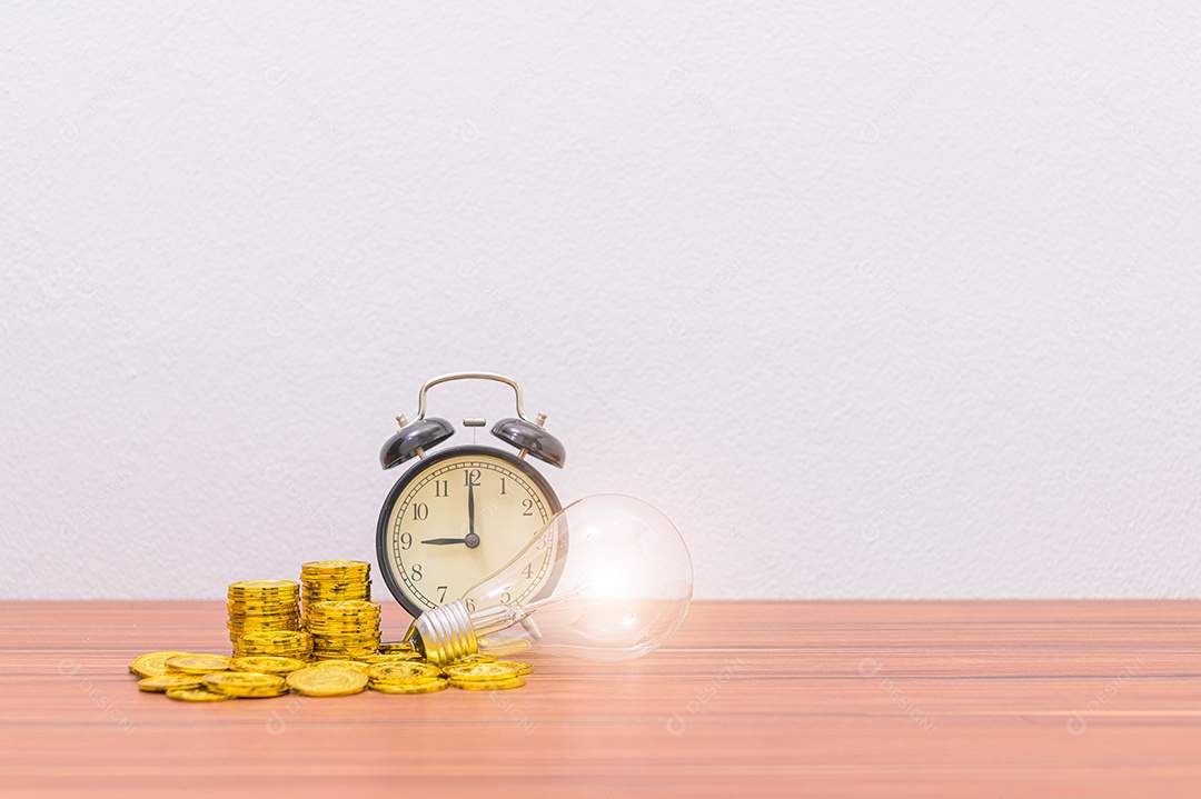 Conceito de crescimento financeiro Moedas empilhadas na mesa