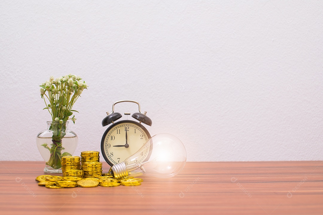 Conceito de crescimento financeiro Moedas empilhadas na mesa