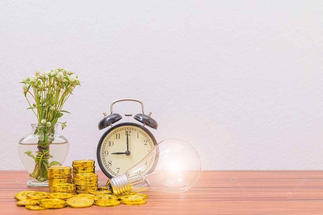 Conceito de crescimento financeiro Moedas empilhadas na mesa