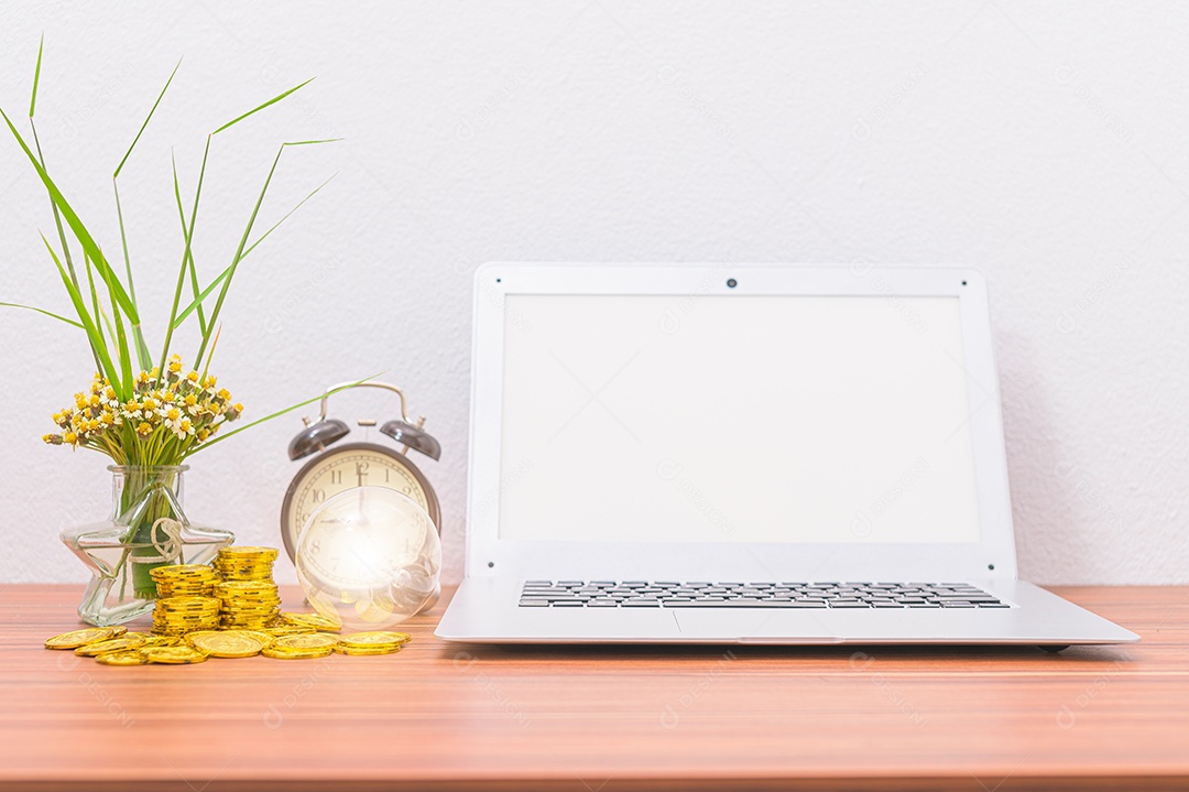 Conceito de crescimento financeiro Moedas empilhadas na mesa