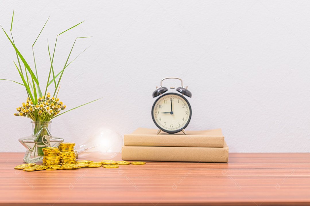 Conceito de crescimento financeiro Moedas empilhadas na mesa