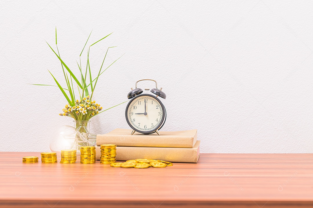 Conceito de crescimento financeiro Moedas empilhadas na mesa