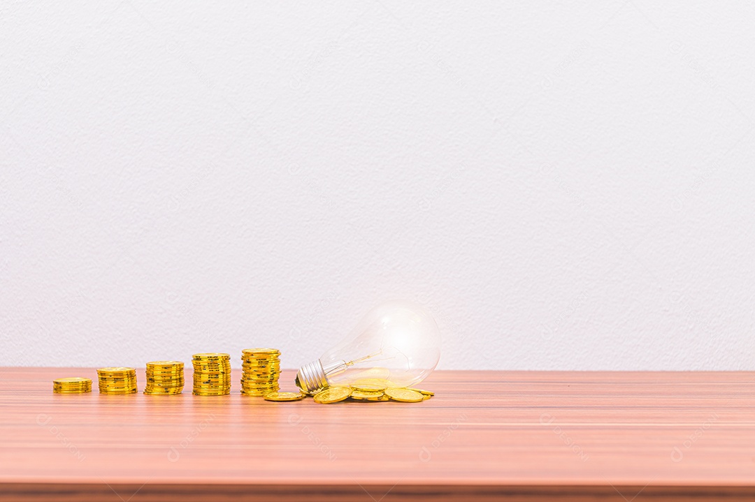 Conceito de crescimento financeiro Moedas empilhadas na mesa