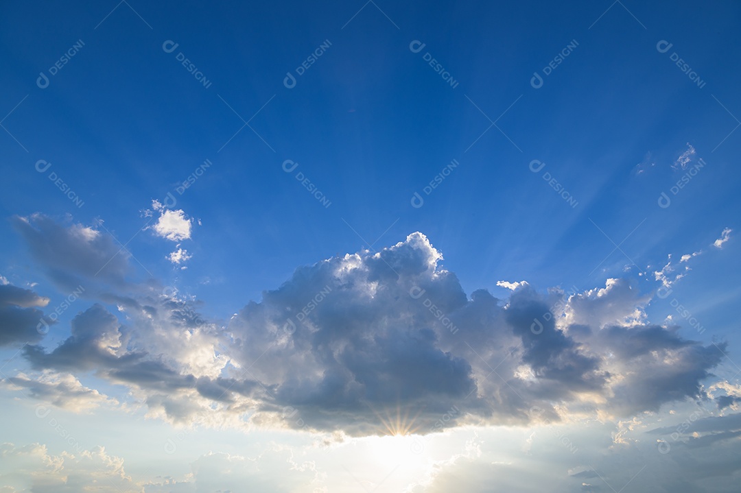 Céu panorâmico e nuvens Luz do sol à noite