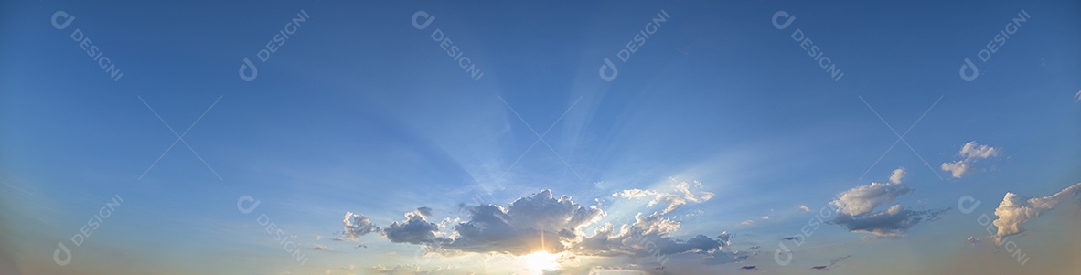 Céu panorâmico e nuvens Luz do sol à noite