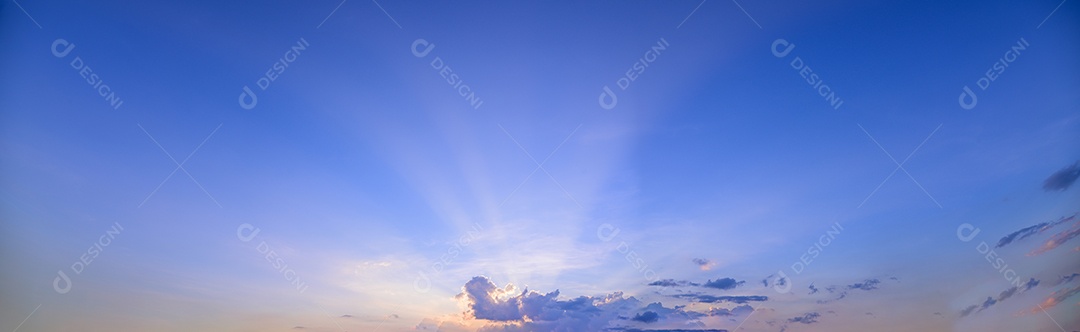Céu panorâmico e nuvens Luz do sol à noite