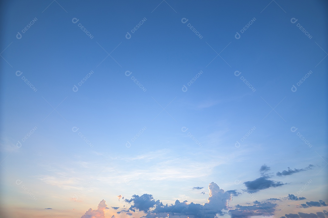 Céu panorâmico e nuvens Luz do sol à noite