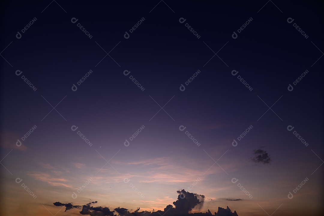 Céu panorâmico e nuvens Luz do sol à noite
