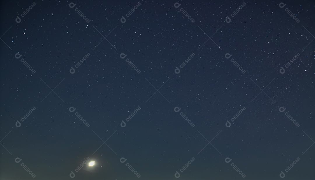 Céu panorâmico e nuvens Luz do sol à noite