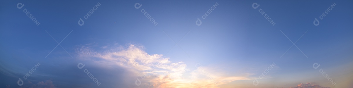 Céu panorâmico e nuvens Luz do sol à noite