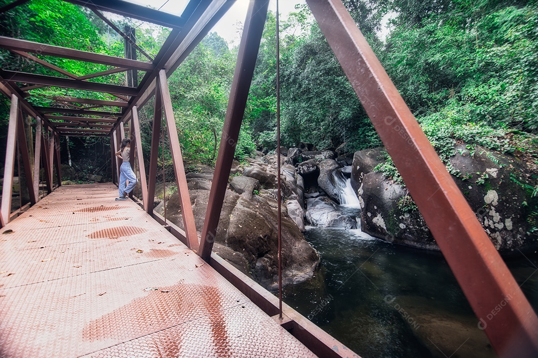 Conceito de viagem do Parque Nacional Khao Chamao Waterfall ama a natureza