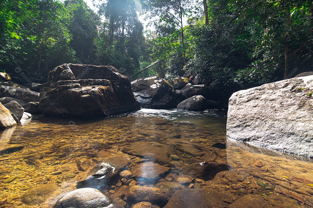 Conceito de viagem do Parque Nacional Khao Chamao Waterfall ama a natureza