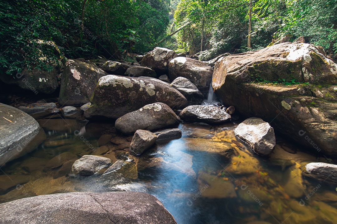 Conceito de viagem do Parque Nacional Khao Chamao Waterfall ama a natureza