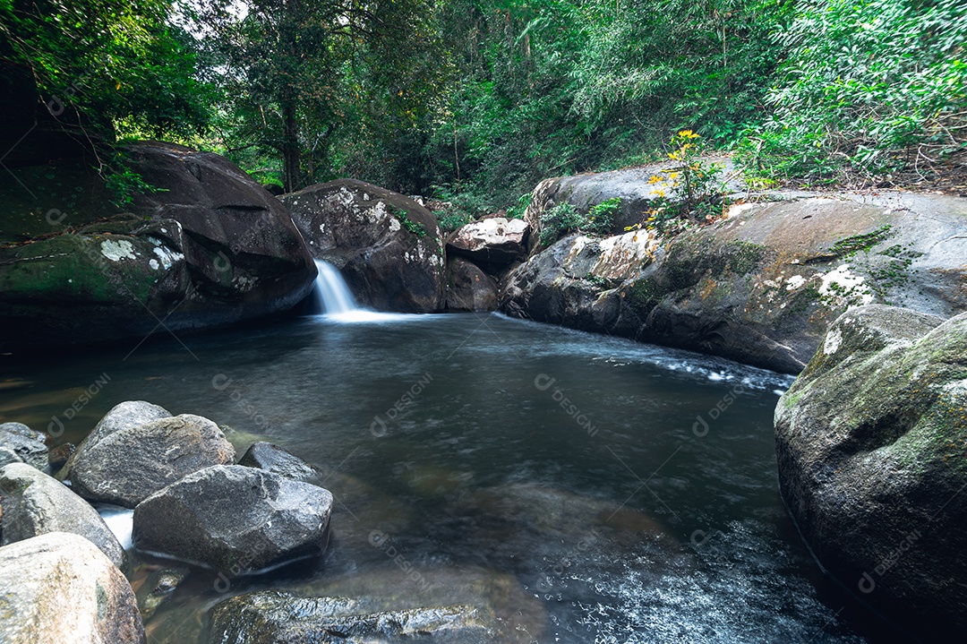 Conceito de viagem do Parque Nacional Khao Chamao Waterfall ama a natureza