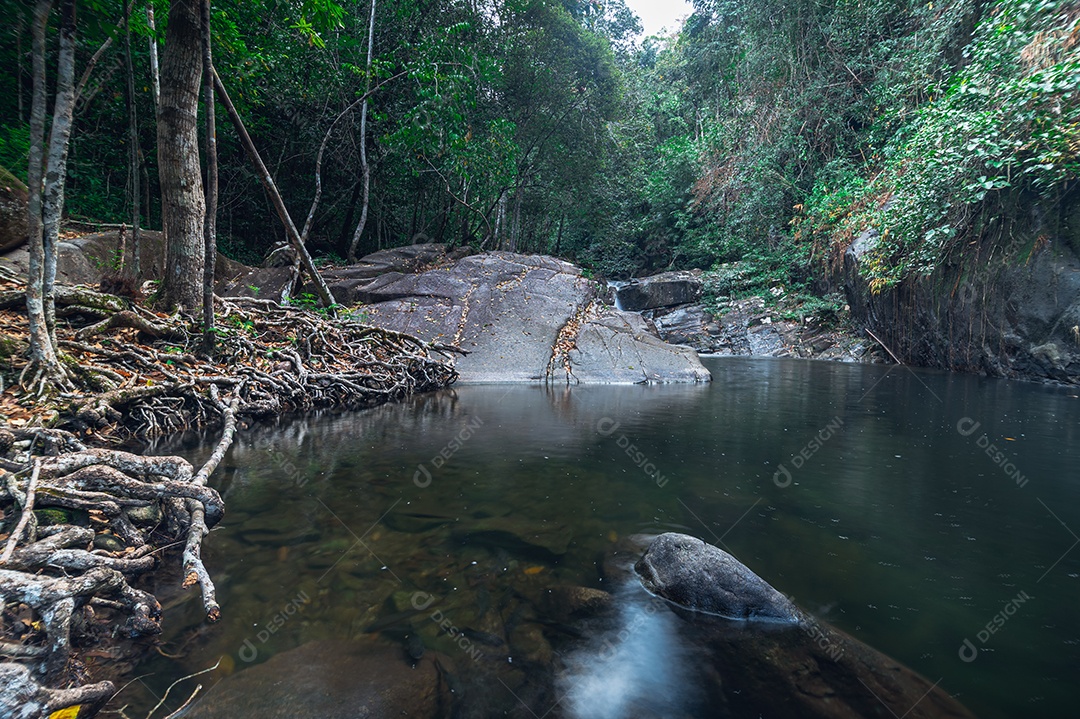 Conceito de viagem do Parque Nacional Khao Chamao Waterfall ama a natureza