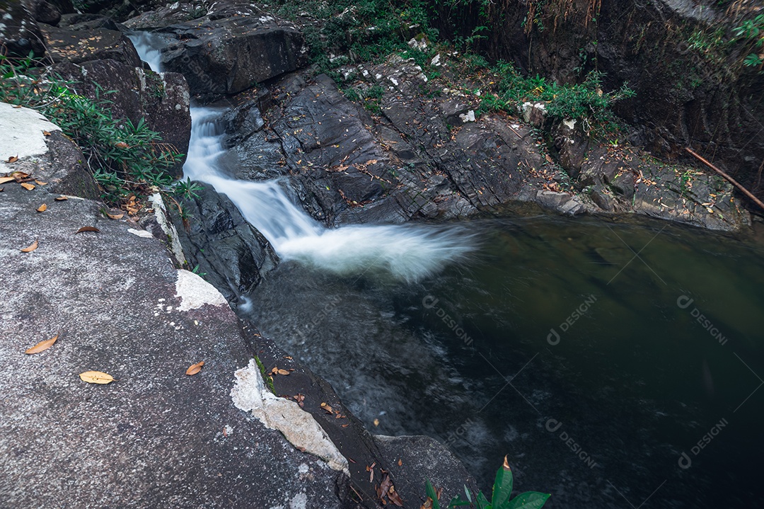 Conceito de viagem do Parque Nacional Khao Chamao Waterfall ama a natureza