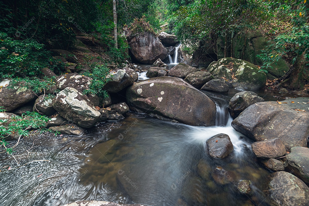 Conceito de viagem do Parque Nacional Khao Chamao Waterfall ama a natureza