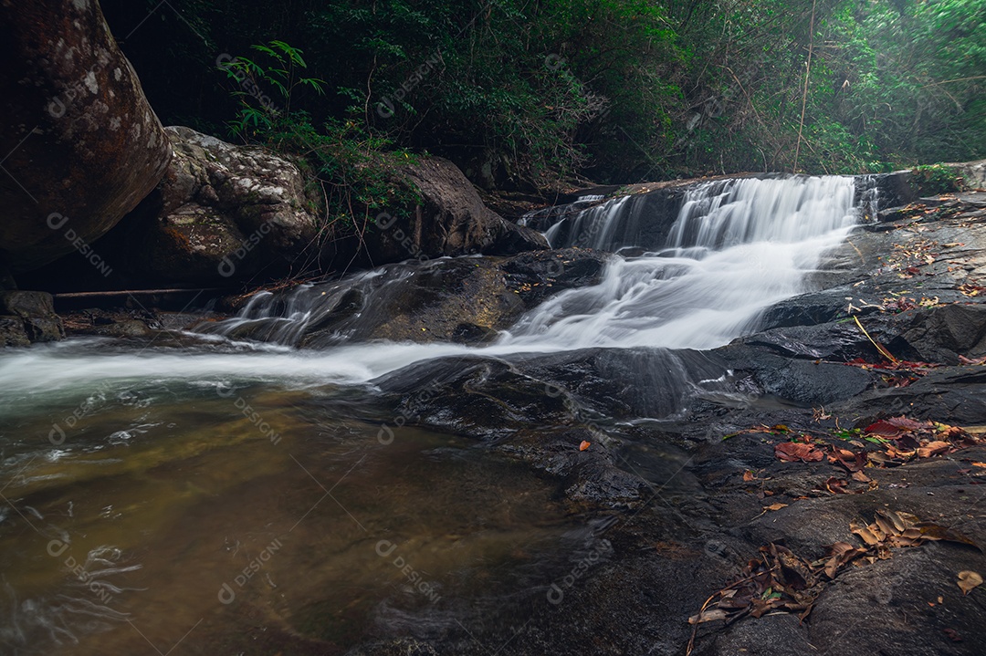 Conceito de viagem do Parque Nacional Khao Chamao Waterfall ama a natureza