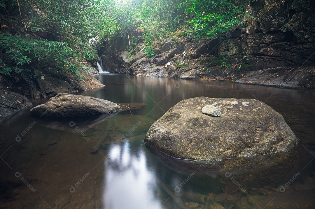 Conceito de viagem do Parque Nacional Khao Chamao Waterfall ama a natureza