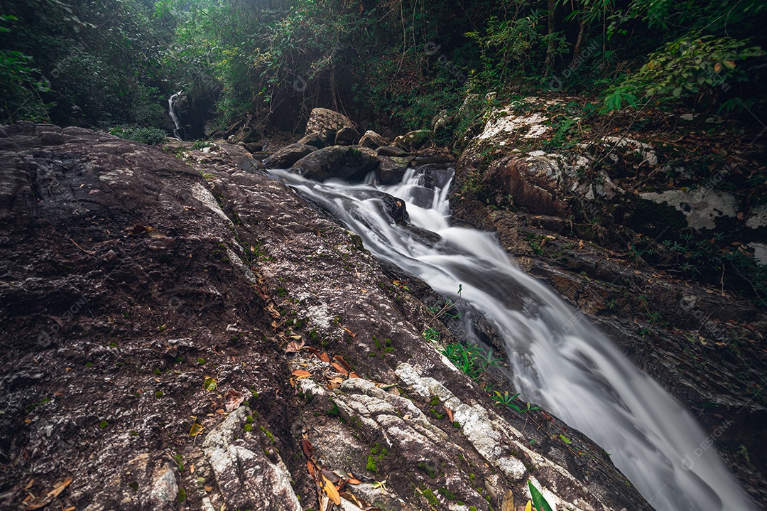 Conceito de viagem do Parque Nacional Khao Chamao Waterfall ama a natureza