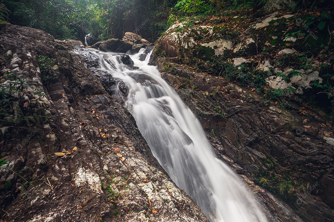 Conceito de viagem do Parque Nacional Khao Chamao Waterfall ama a natureza