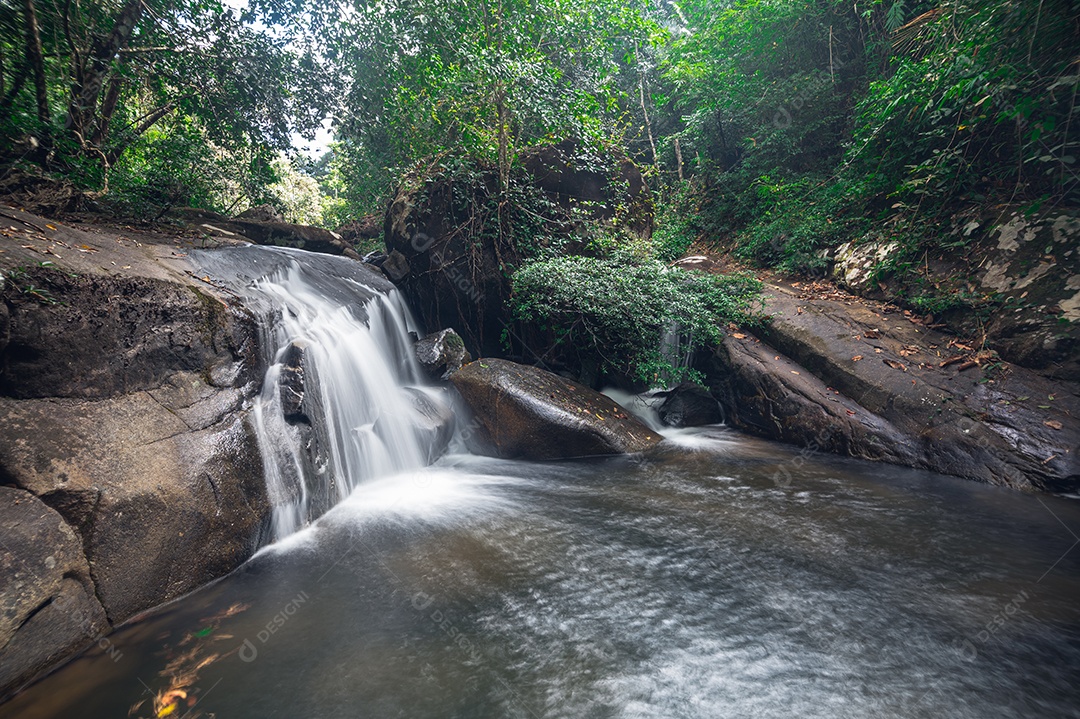 Conceito de viagem do Parque Nacional Khao Chamao Waterfall ama a natureza