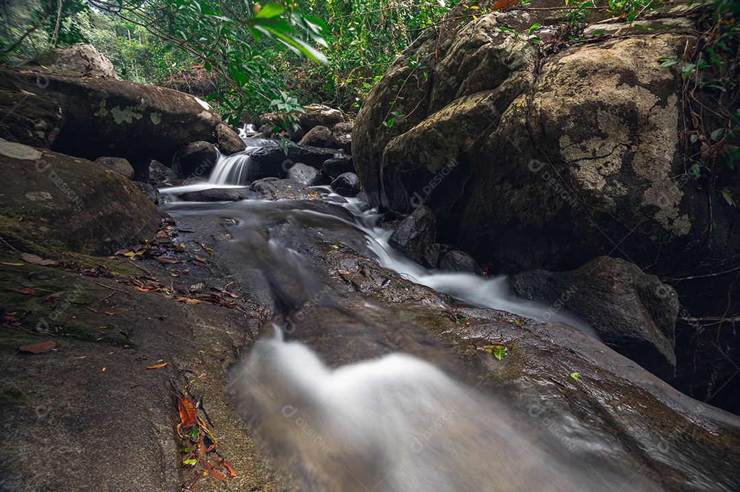 Conceito de viagem do Parque Nacional Khao Chamao Waterfall ama a natureza