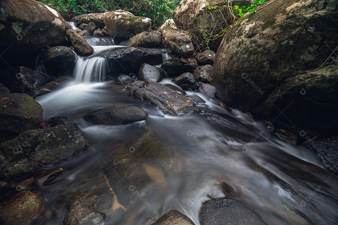 Conceito de viagem do Parque Nacional Khao Chamao Waterfall ama a natureza