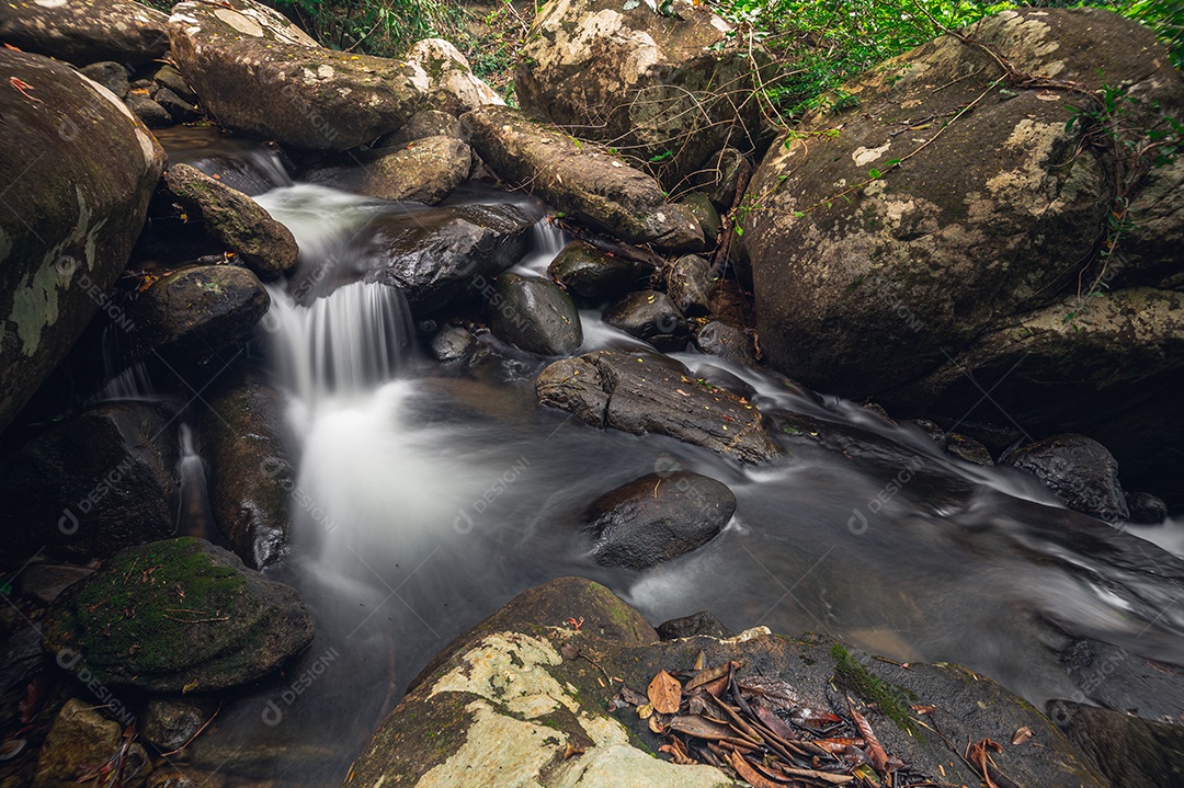 Conceito de viagem do Parque Nacional Khao Chamao Waterfall ama a natureza