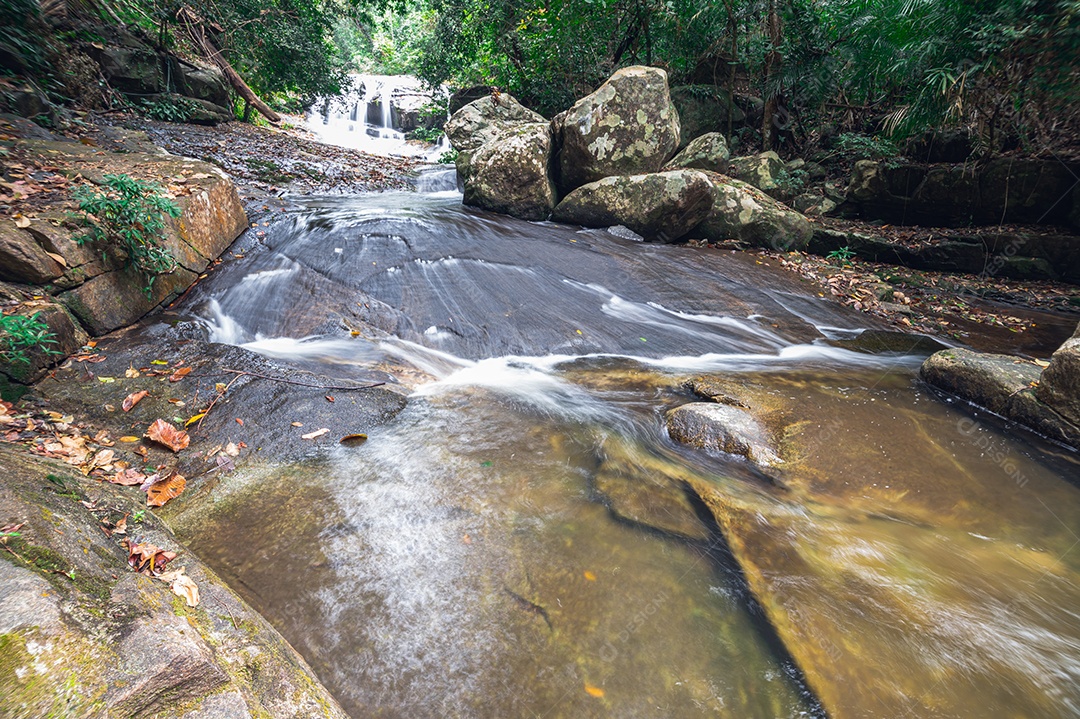 Conceito de viagem do Parque Nacional Khao Chamao Waterfall ama a natureza