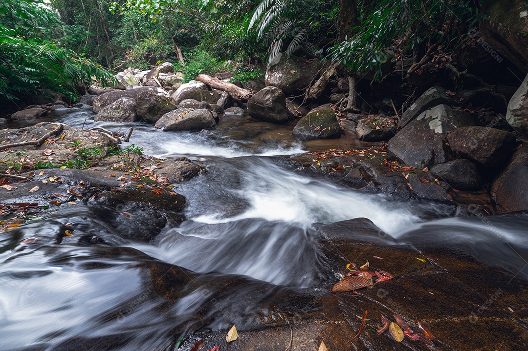 Conceito de viagem do Parque Nacional Khao Chamao Waterfall ama a natureza