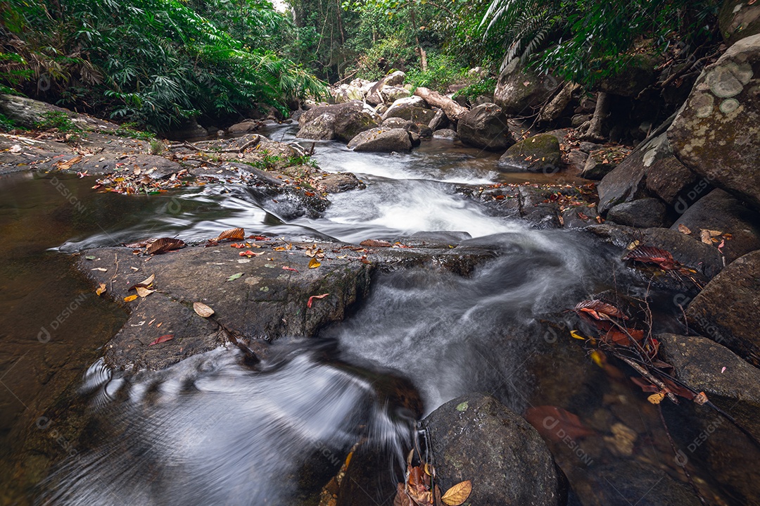 Conceito de viagem do Parque Nacional Khao Chamao Waterfall ama a natureza