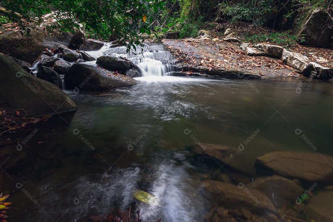 Conceito de viagem do Parque Nacional Khao Chamao Waterfall ama a natureza