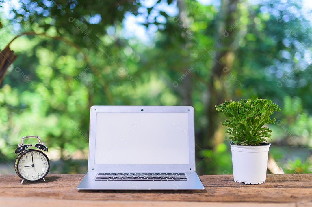Notebook e equipamento estacionário Na mesa, visão natural