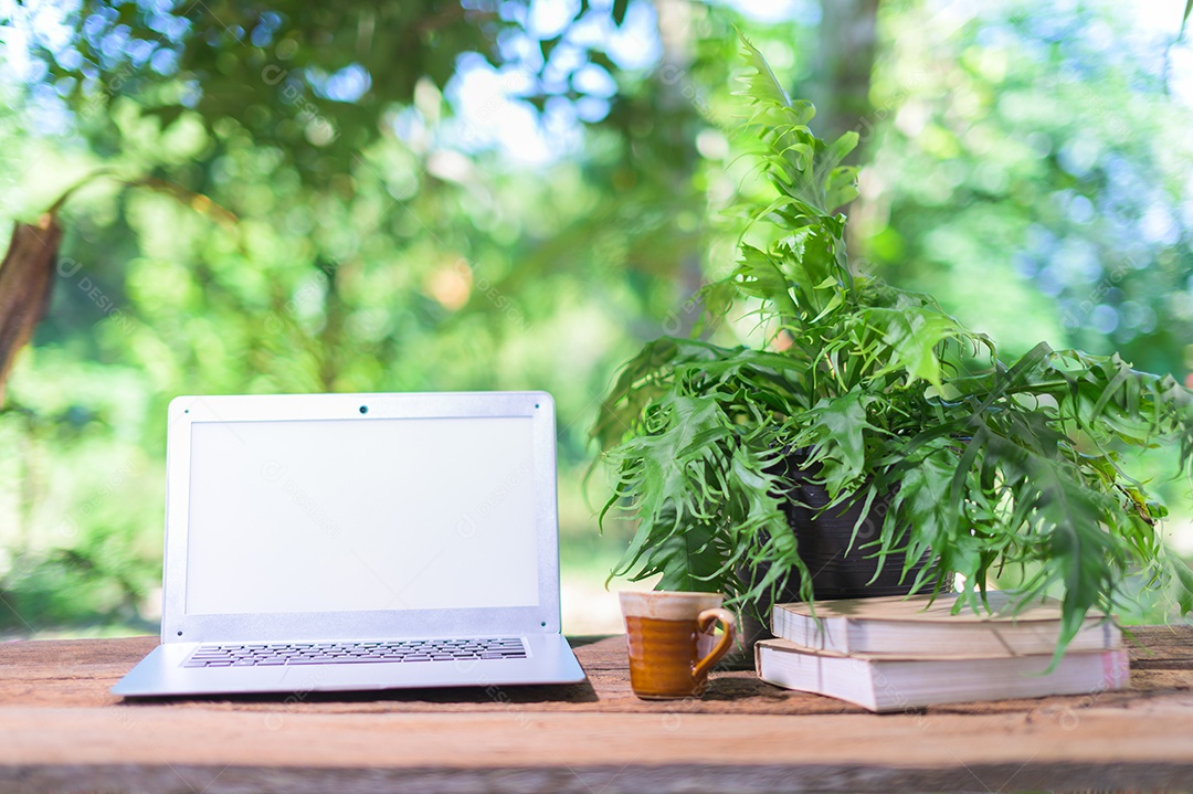 Notebook e equipamento estacionário Na mesa, visão natural